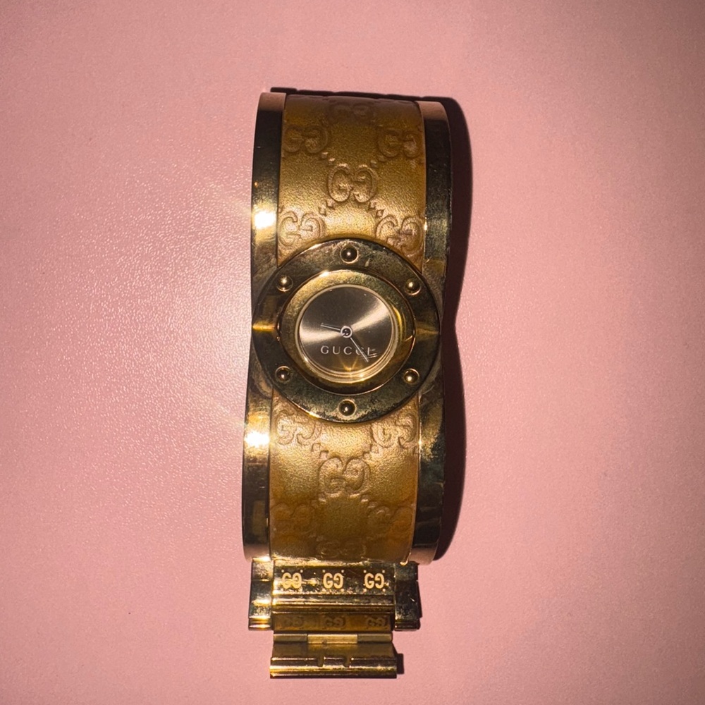 Gucci Gold Embossed Bracelet Twirl Watch